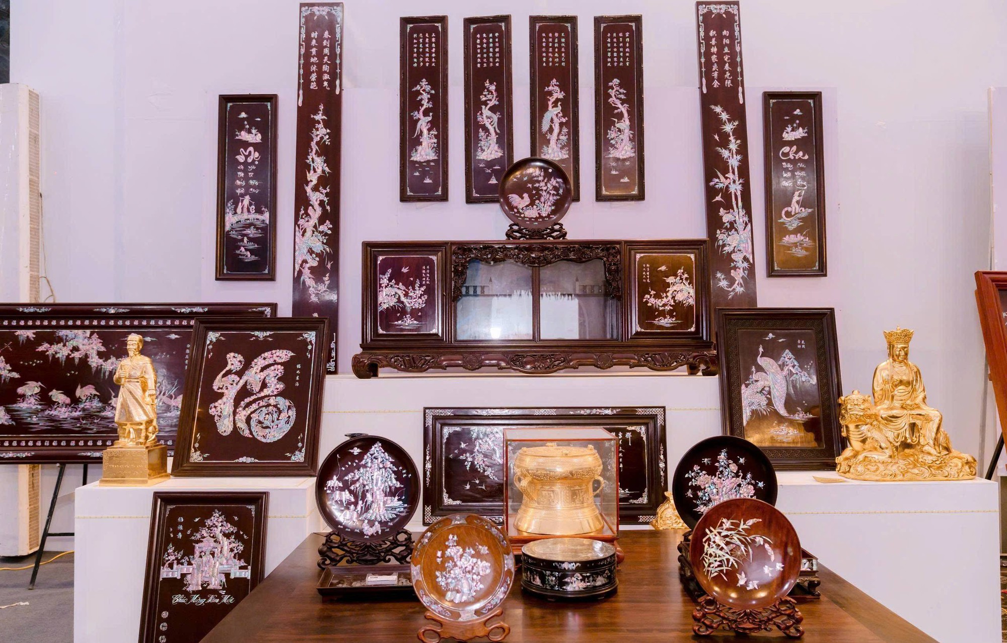 Chủ tịch Trần Sỹ Thanh tham quan triển lãm