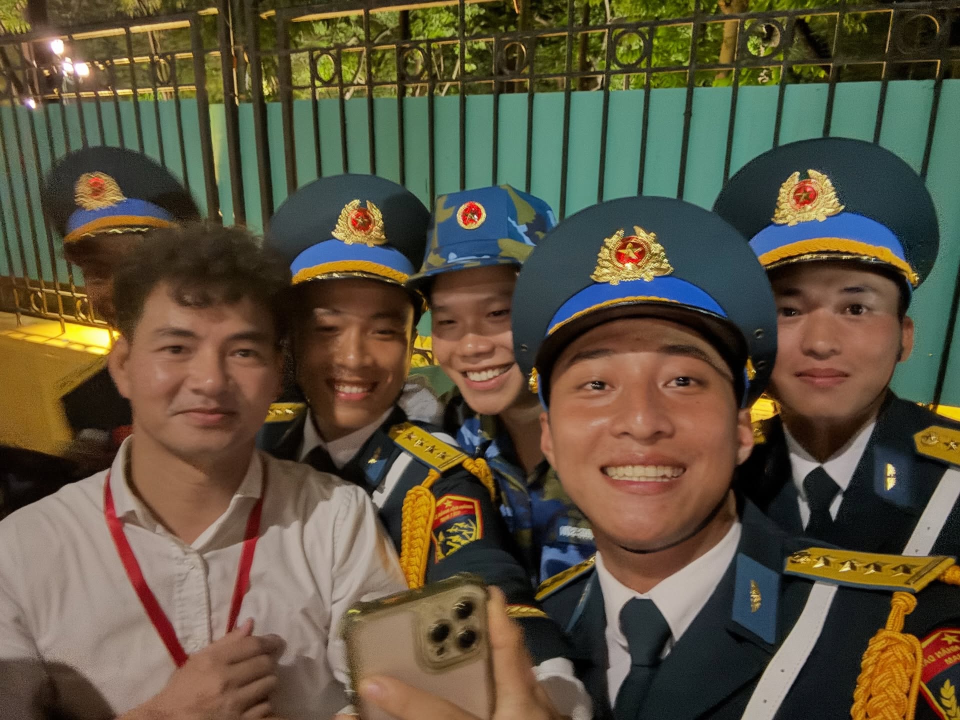 NSND Xuân Bắc giữa vòng vây chiến sĩ trẻ