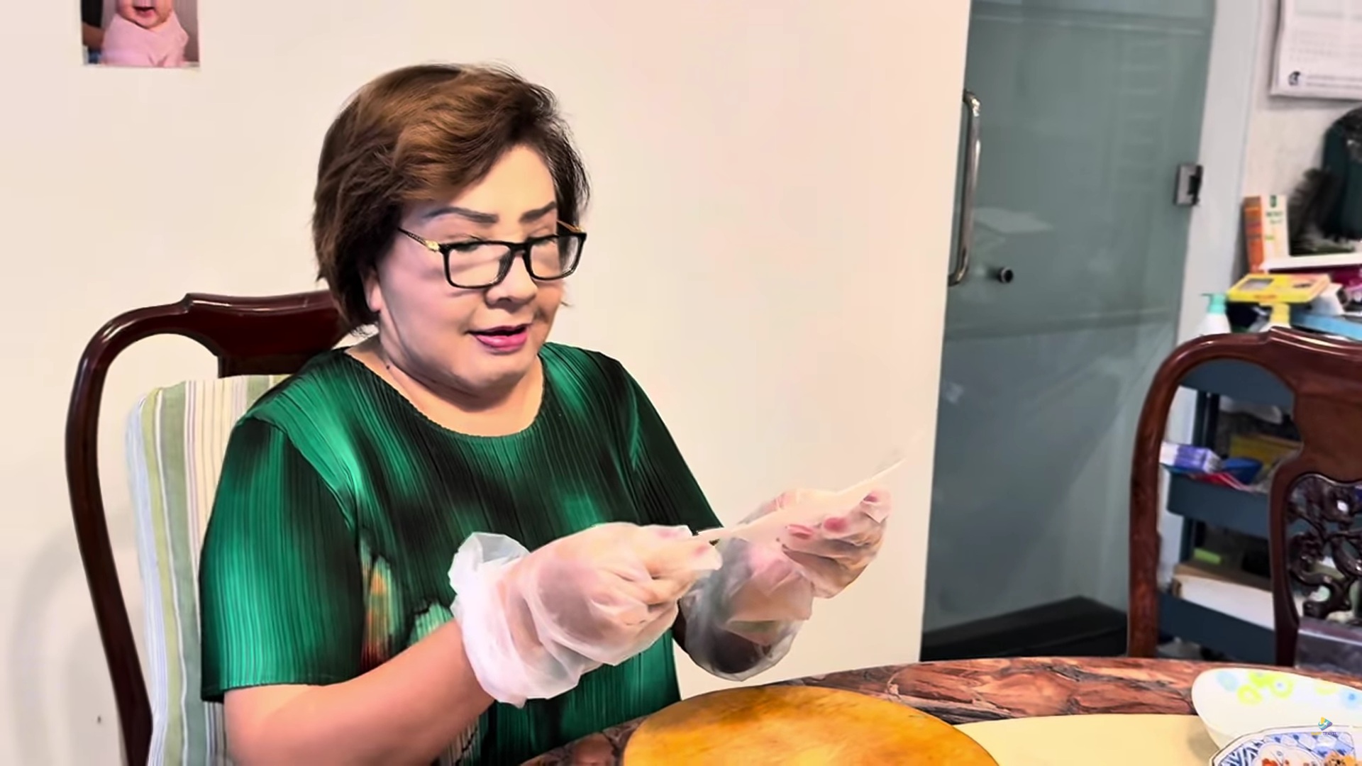NSND Lệ Thủy vào bếp chăm sóc chồng con