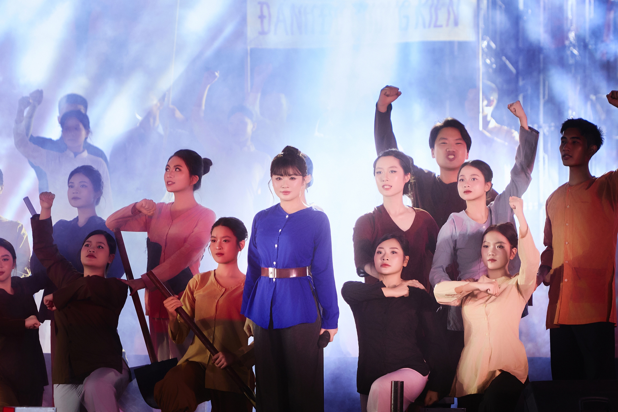 Nguyễn Thu Hằng trong tạo hình dân quân tại đêm diễn