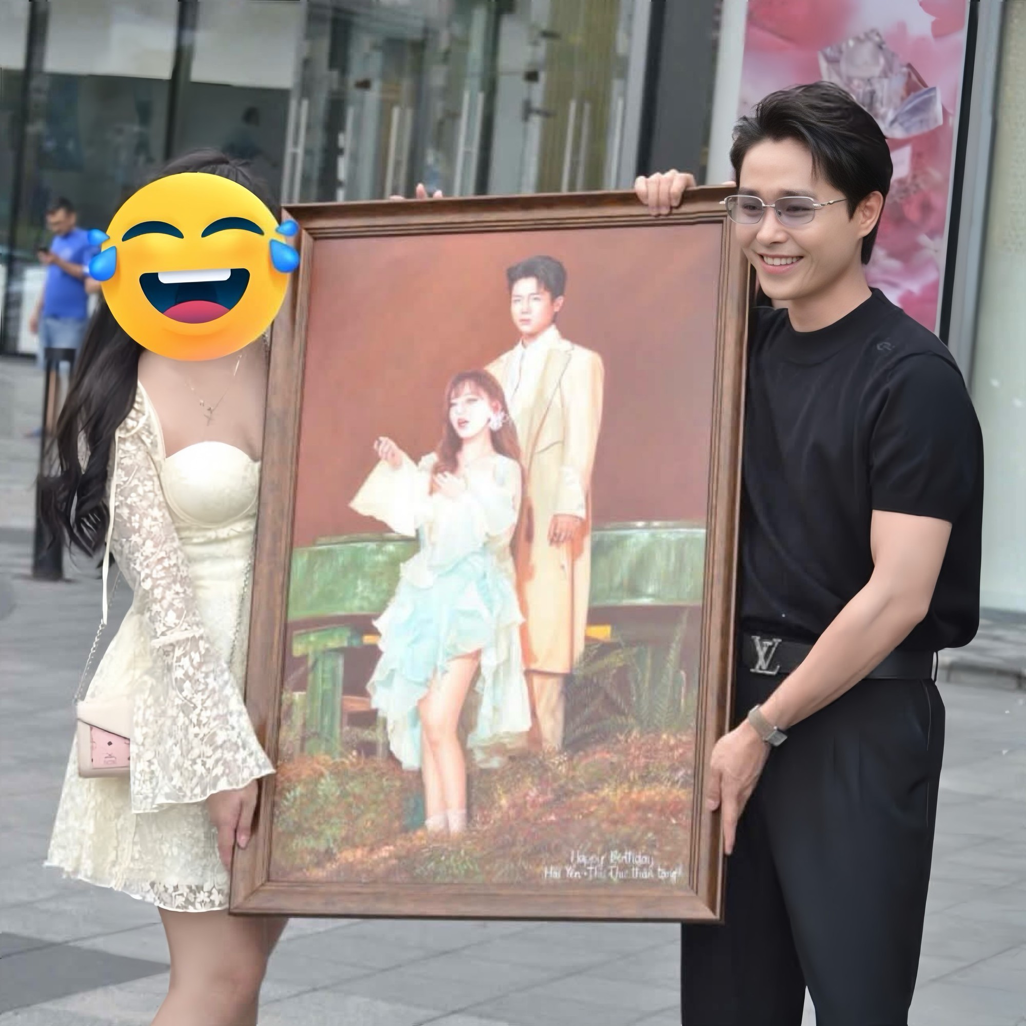 Tăng Duy Tân hào hứng ra mặt khi FC Bích Phương tặng món quà là bức ảnh chụp chung với cô