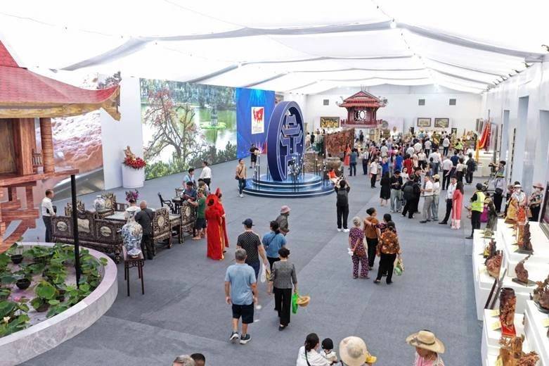 Sản phẩm thủ công mỹ nghệ truyền thống tại triển lãm