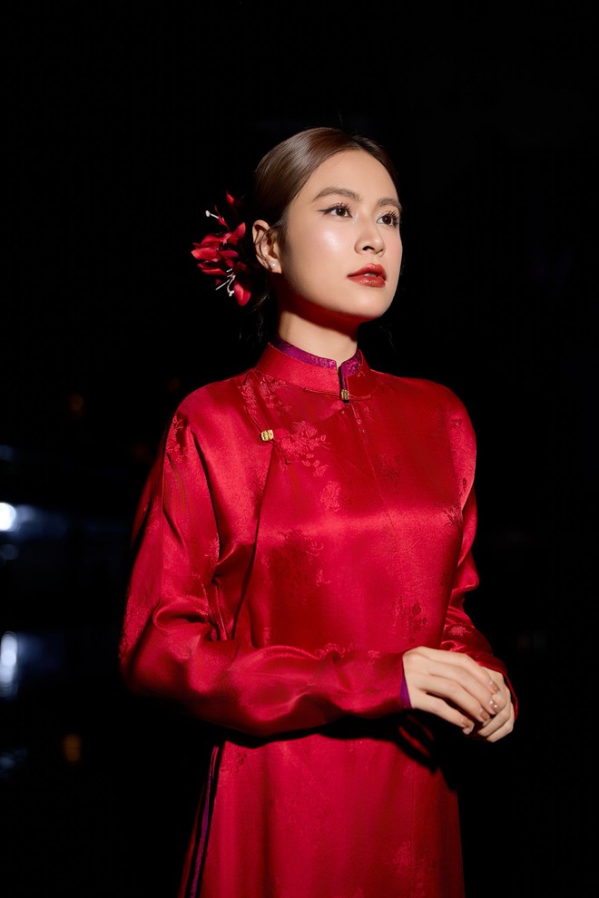 Hoàng Thuỳ Linh vui vẻ trong buổi chụp hình mới