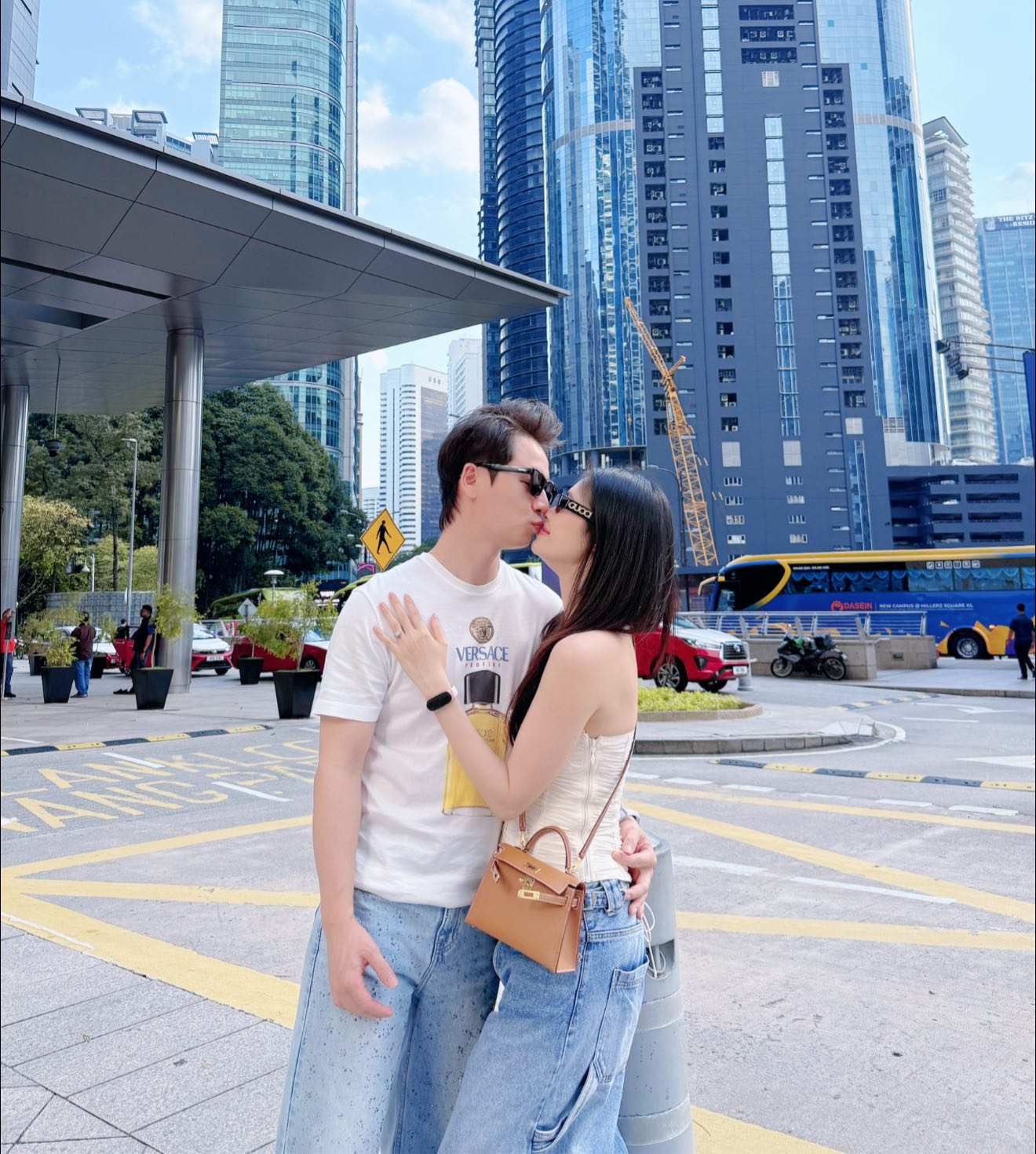 Gia đình Đăng Khôi bên biệt thự