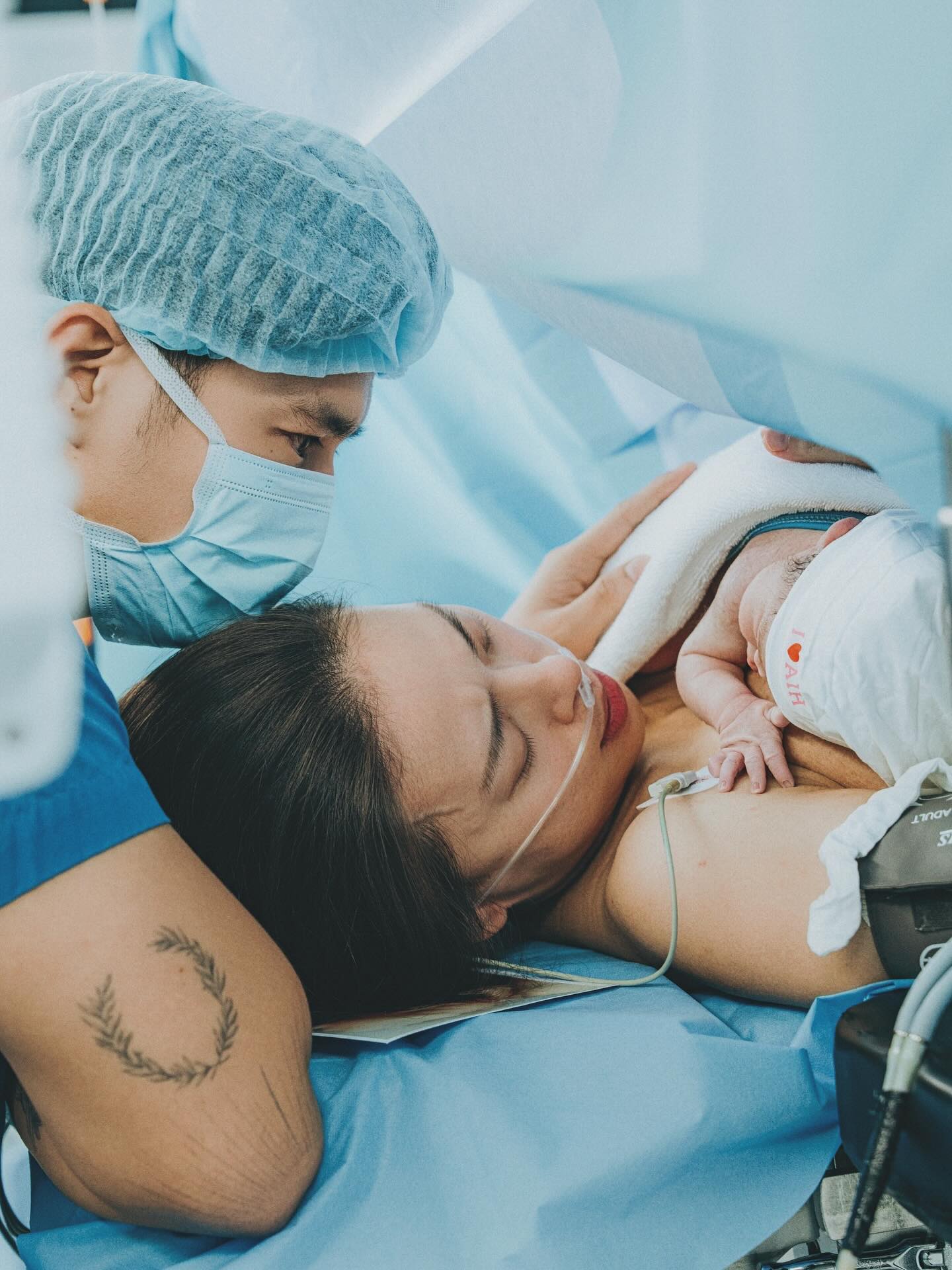 Chồng Ngô Thanh Vân bên con gái đầu lòng