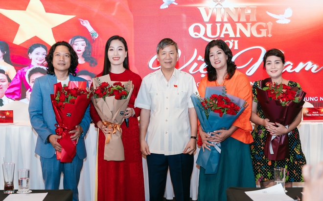 Các nghệ sĩ trong buổi ra mắt MV
