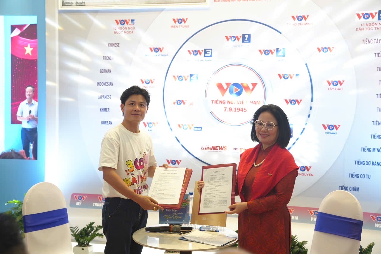 Nhạc sĩ Nguyễn Văn Chung ký kết hợp đồng bản quyền với Đài Tiếng nói Việt Nam