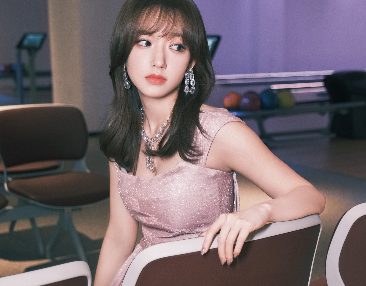 Người đẹp lai Emily bên Lương Triều Vỹ