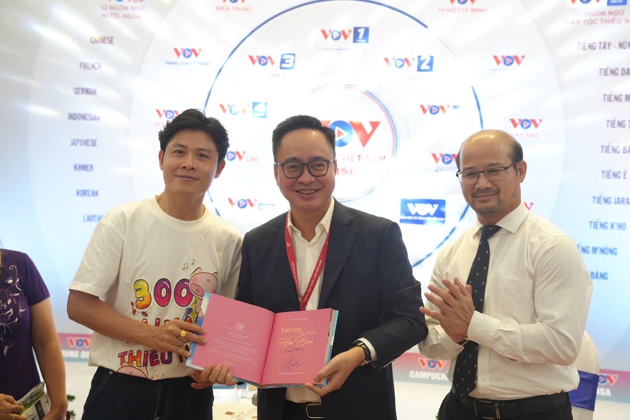 PGS.TS. Nguyễn Bá Cường và nhạc sĩ Nguyễn Văn Chung tặng sách cho ông Phạm Mạnh Hùng