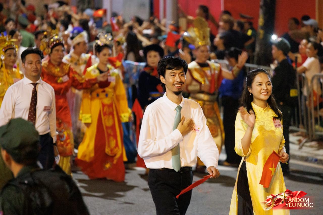 Đen Vâu và Thu Quỳnh trong sự kiện diễu hành