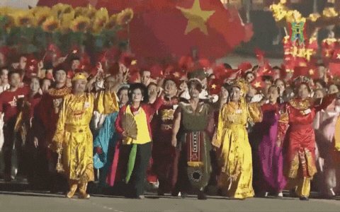 Nghệ sĩ Việt tham gia diễu hành sơ duyệt