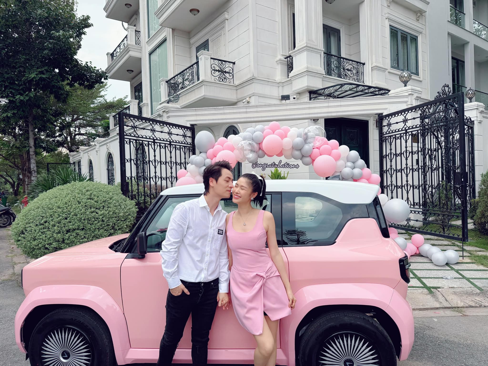 Xe điện màu hồng