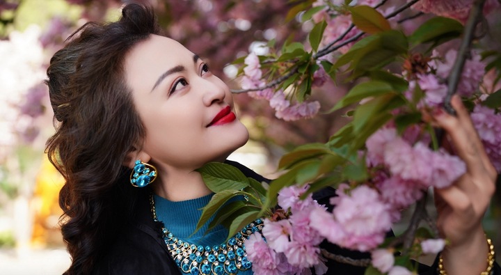 Vương Lộ Dao trẻ trung ở tuổi U60