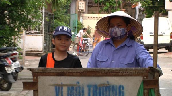 Hình ảnh Quang Anh giúp mẹ đẩy xe rác thuở nhỏ khiến nhiều người xúc động