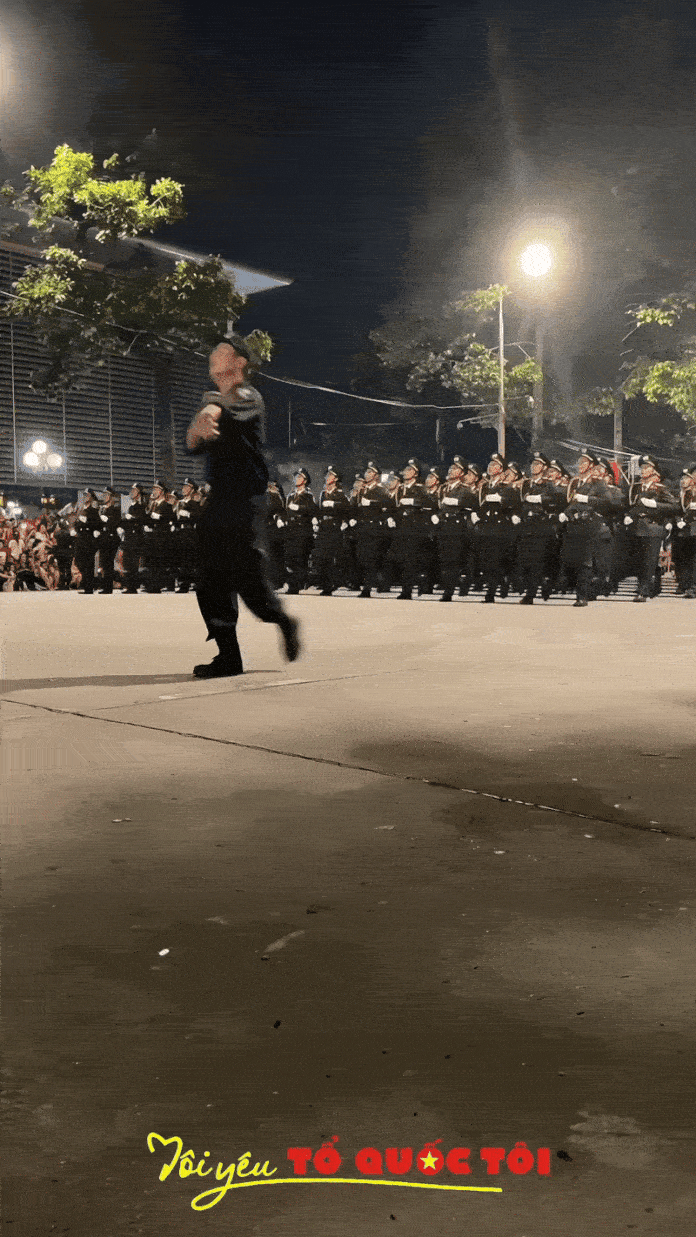 Khối diễu binh vừa đi vừa hát Như Ngày Hôm Qua