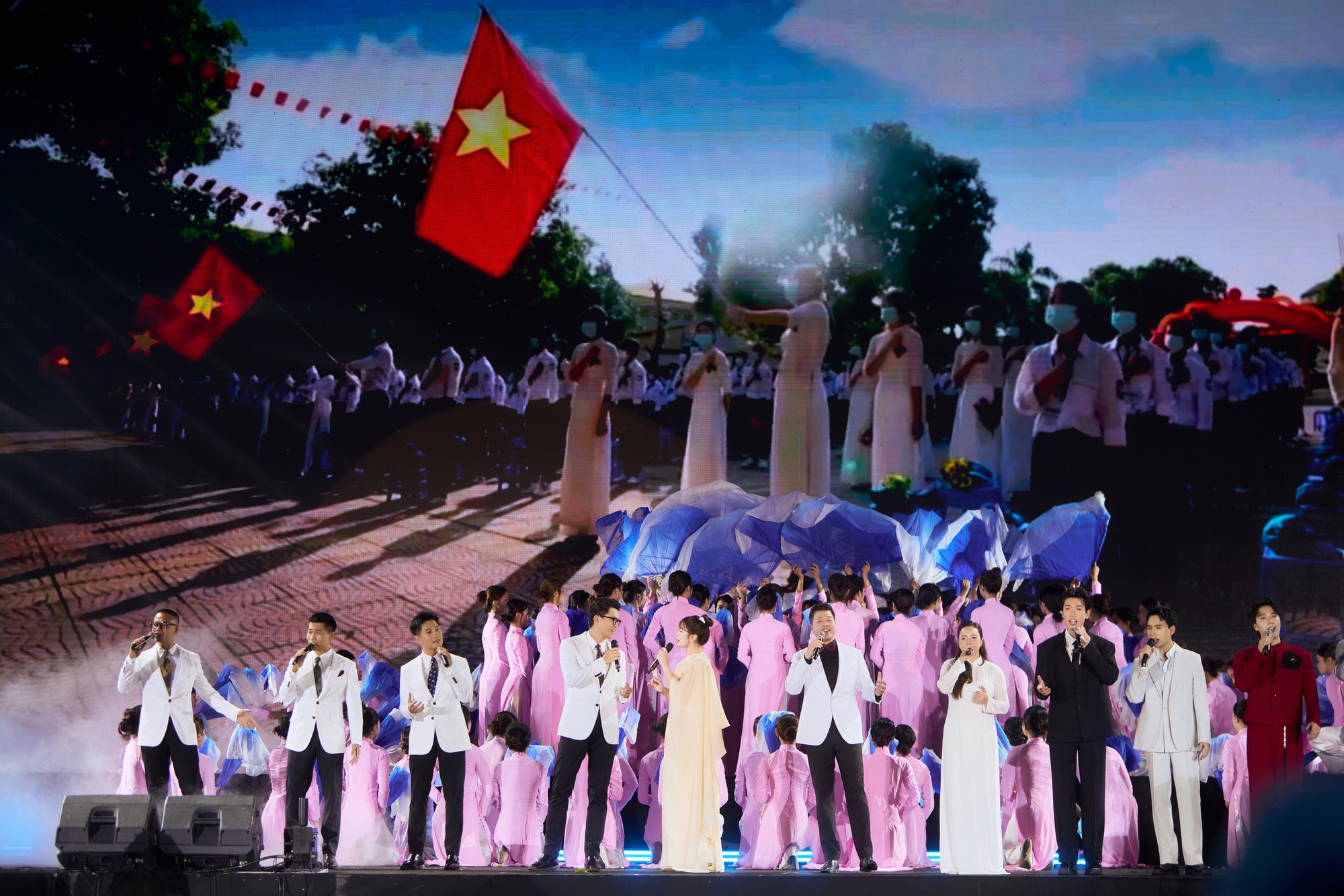 Nguyễn Thu Hằng trong phần ca ngợi tổ quốc