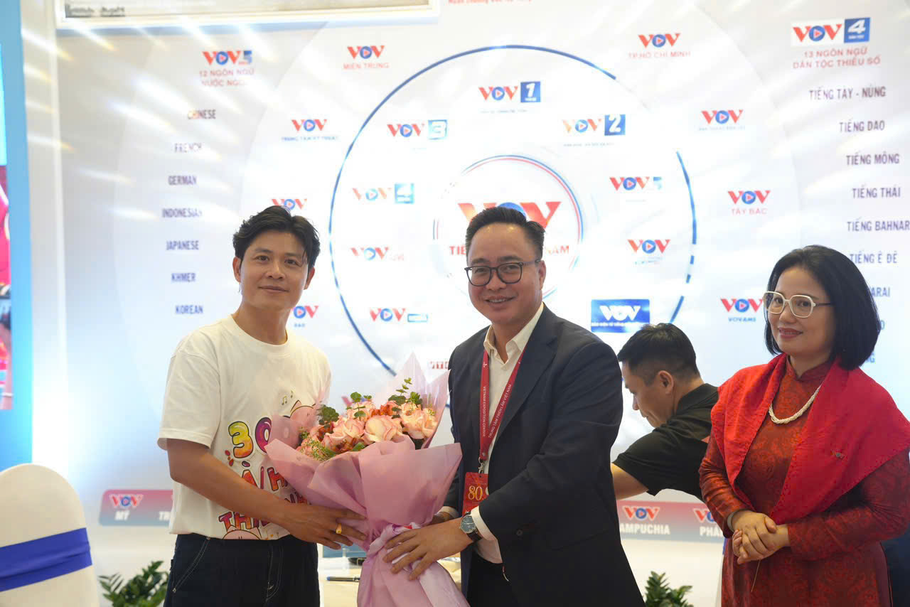 Ông Phạm Mạnh Hùng - Phó Tổng Giám đốc Đài Tiếng nói Việt Nam tặng hoa cho Nhạc sĩ Nguyễn Văn Chung