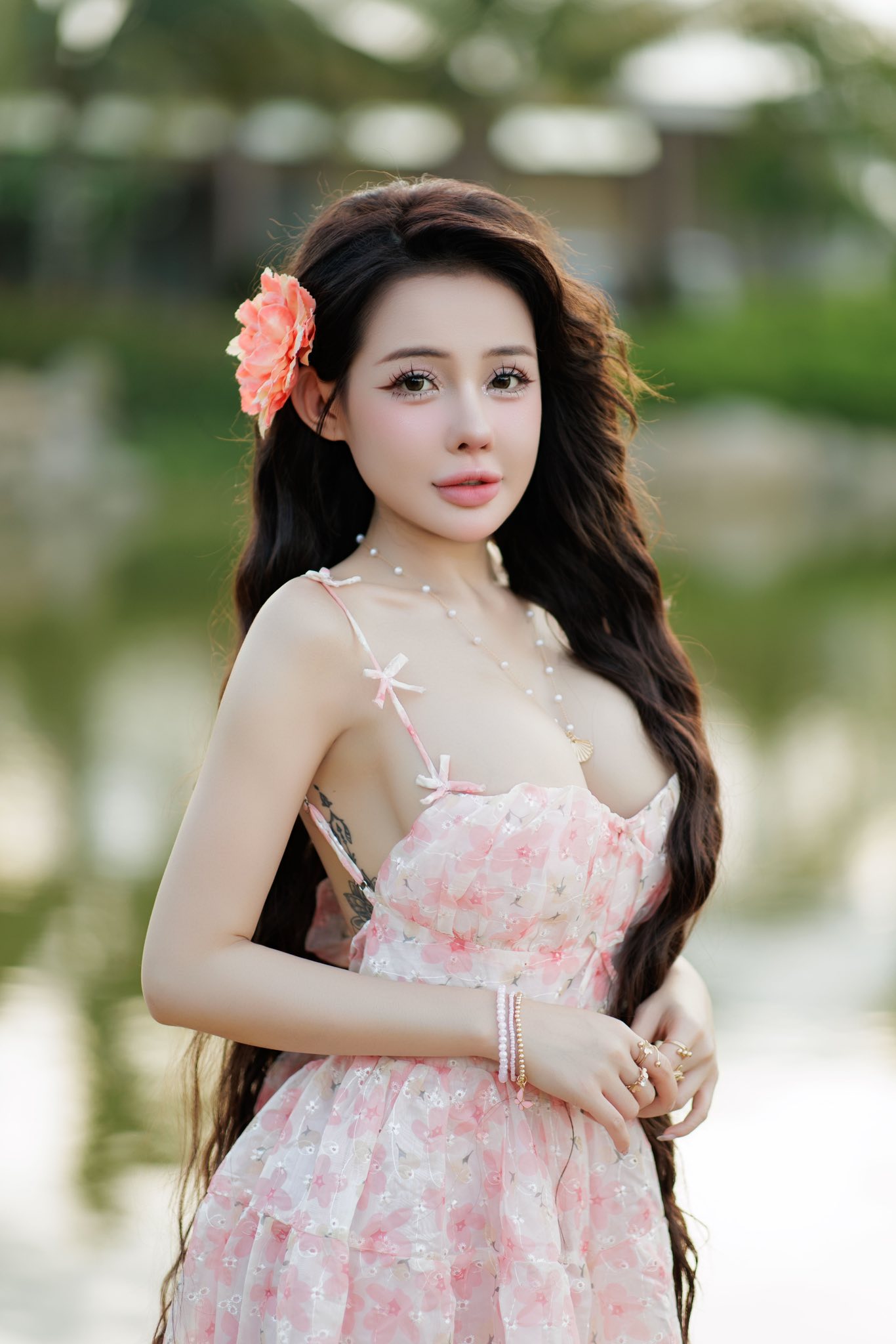 Ngân 98 bị chỉ trích vì phong cách ăn mặc táo bạo