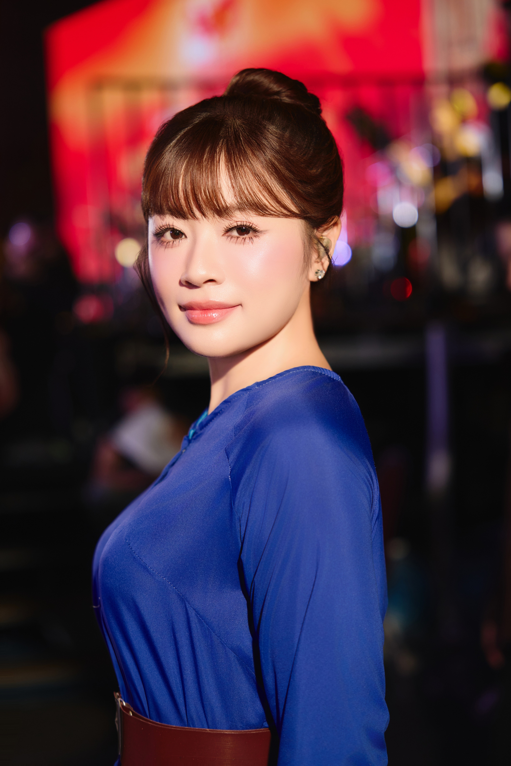 Nguyễn Thu Hằng trên sân khấu cùng đồng nghiệp