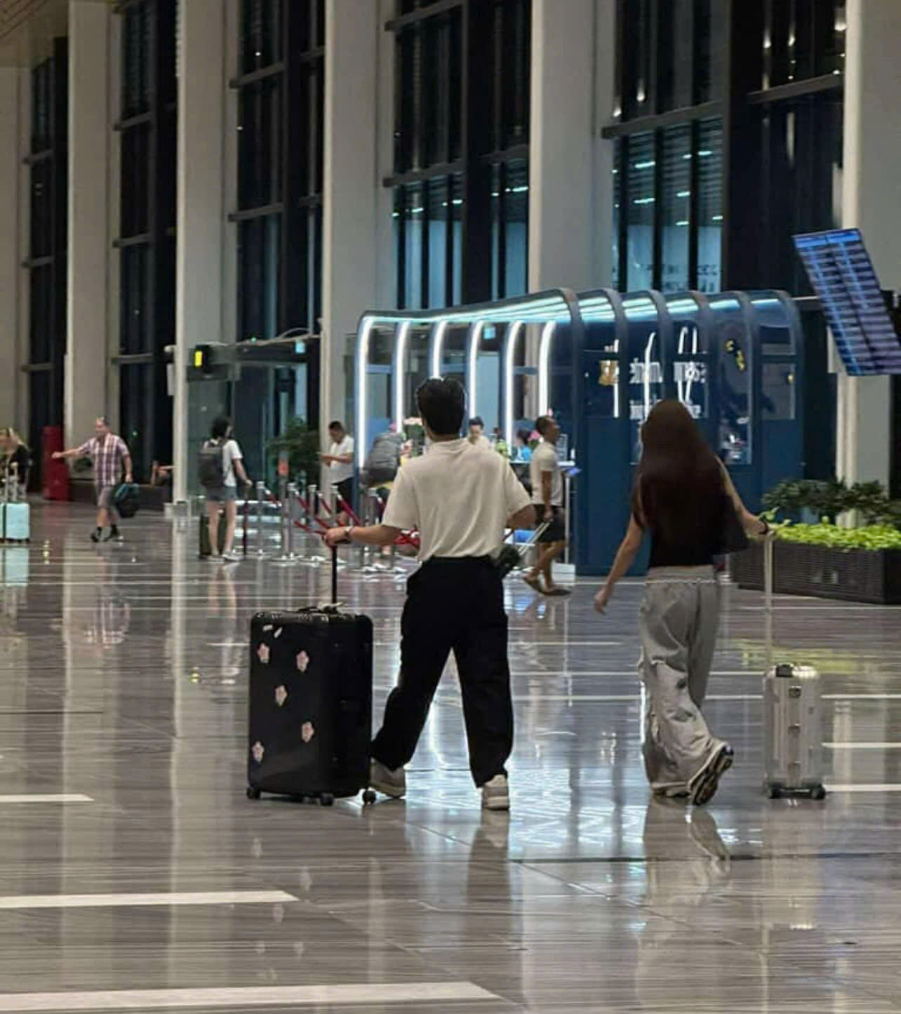Cặp đôi bị bắt gặp cùng xuất hiện ở sân bay