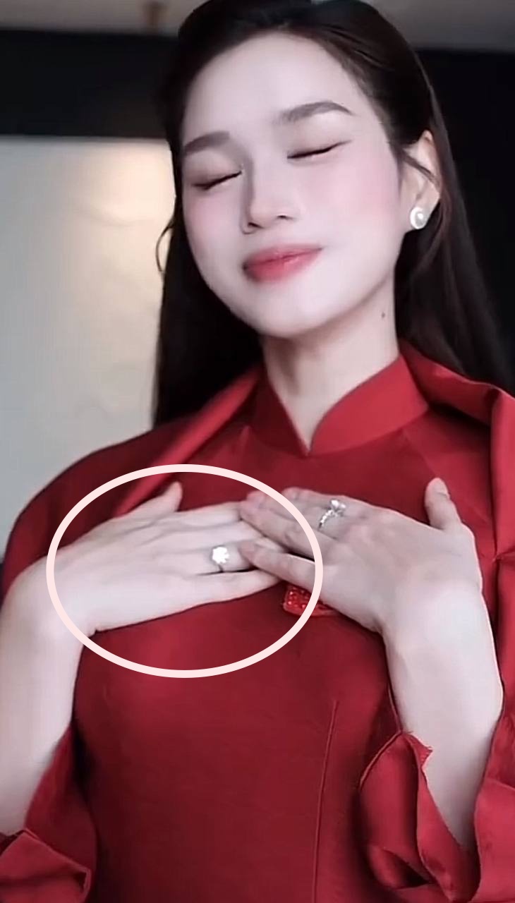 Đỗ Thị Hà khoe nhẫn kim cương lớn trên ngón áp út