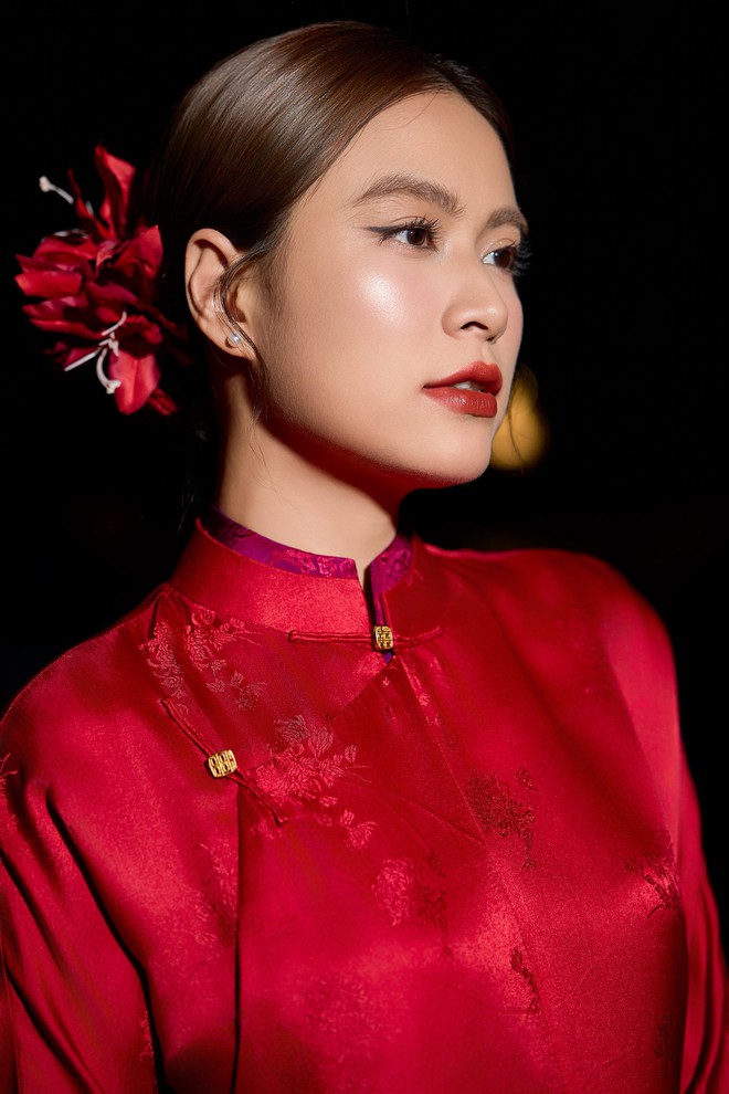 Nụ cười tươi vui của Hoàng Thuỳ Linh