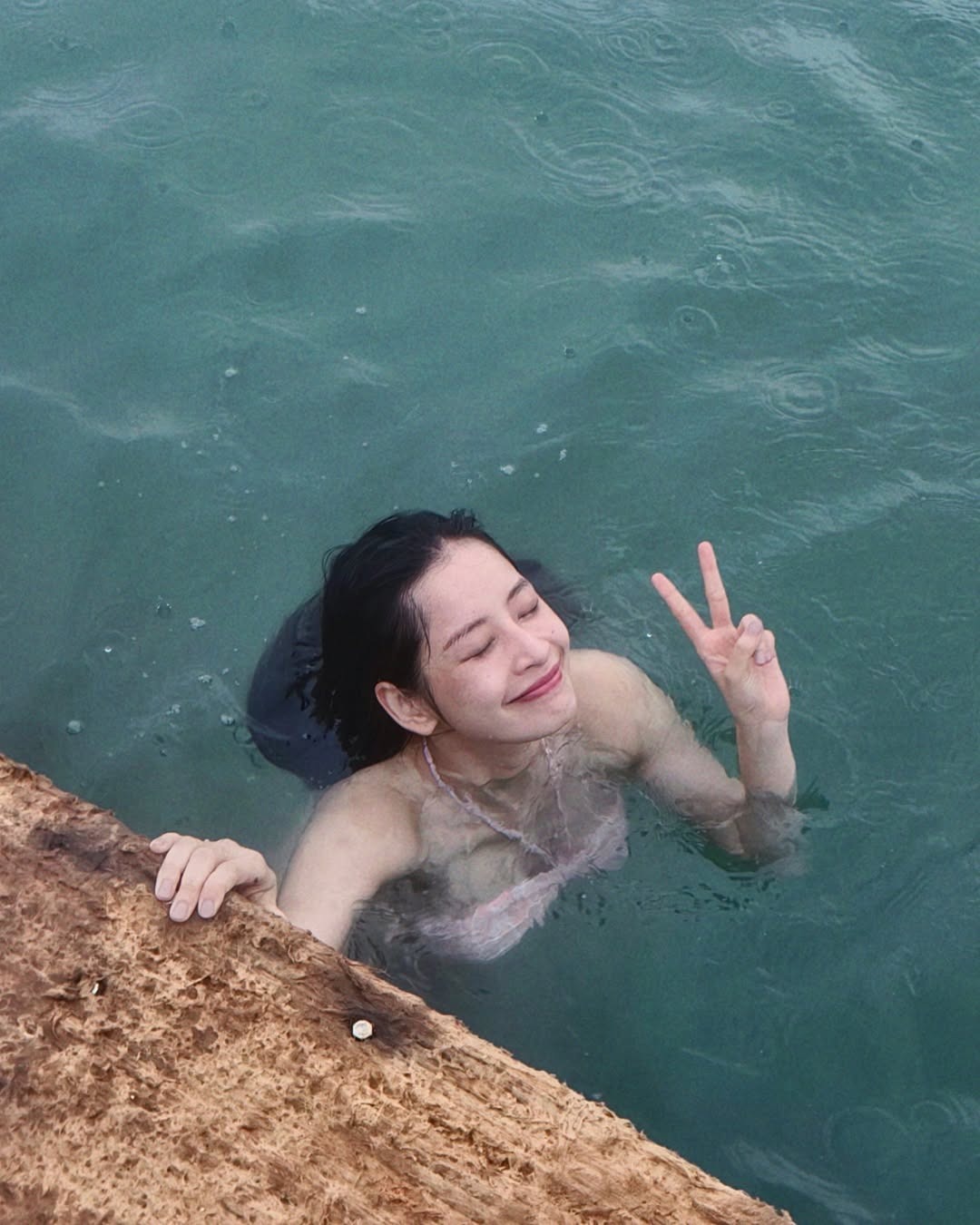Chi Pu mặc áo cổ yếm tông hồng cam