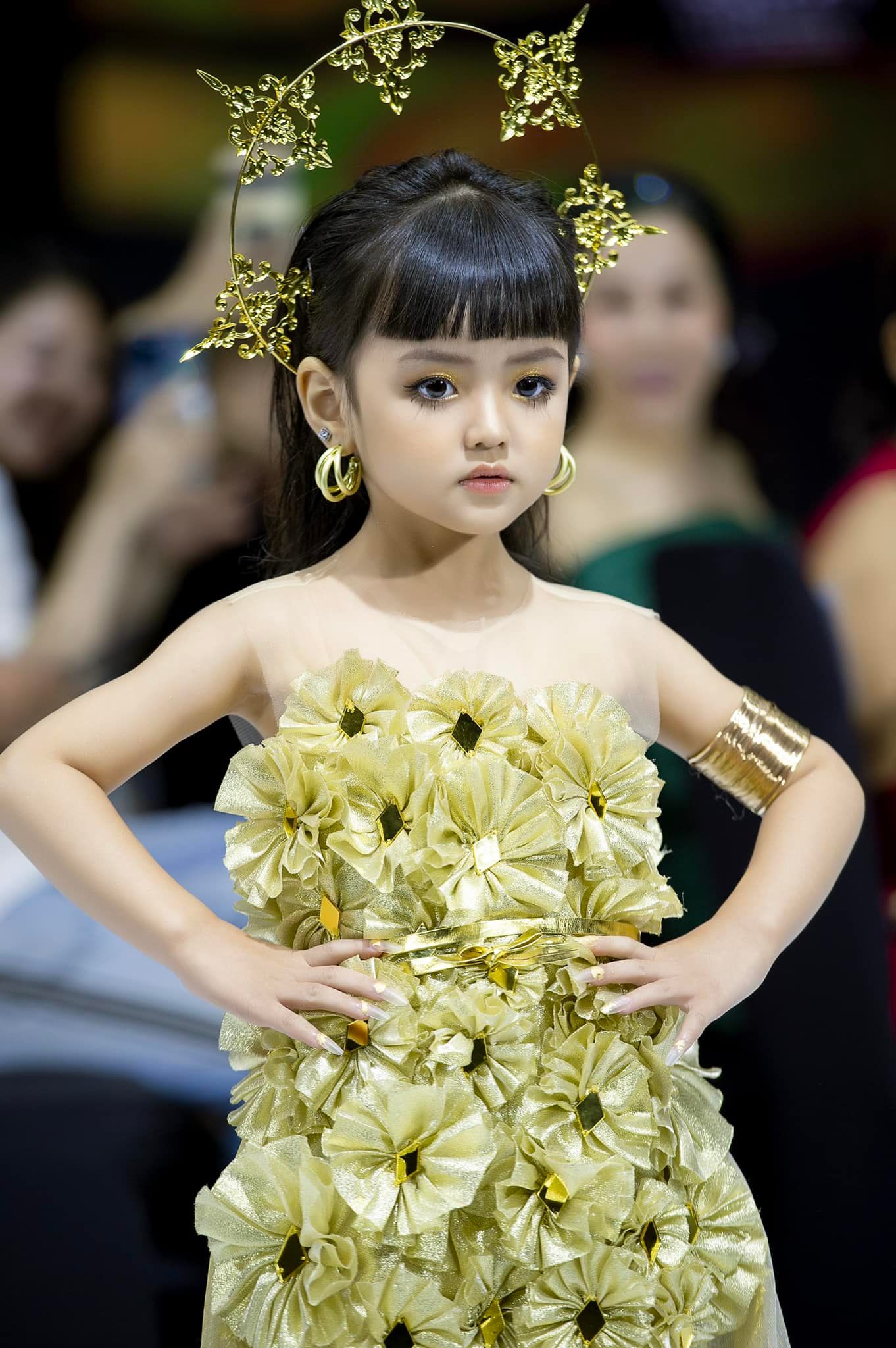 Mẫu nhí trình diễn thời trang