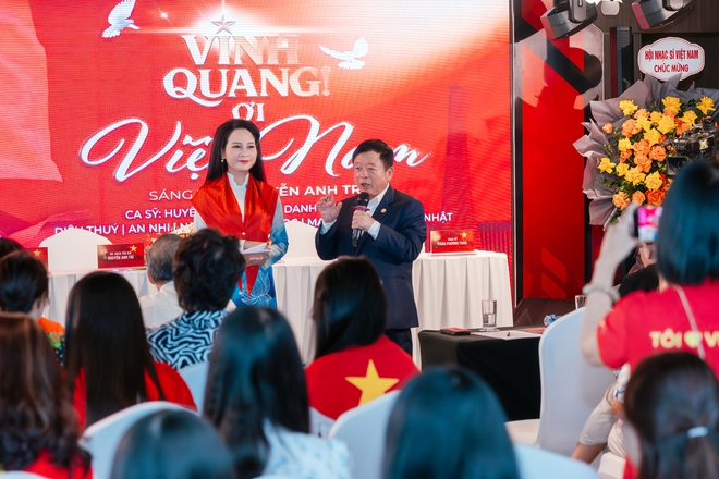 Buổi gặp gỡ các văn nghệ sĩ