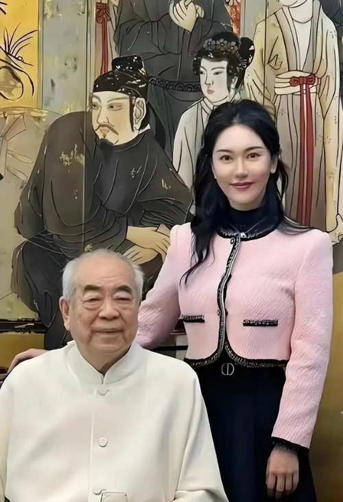 Phạm Tằng cùng vợ trẻ Từ Manh