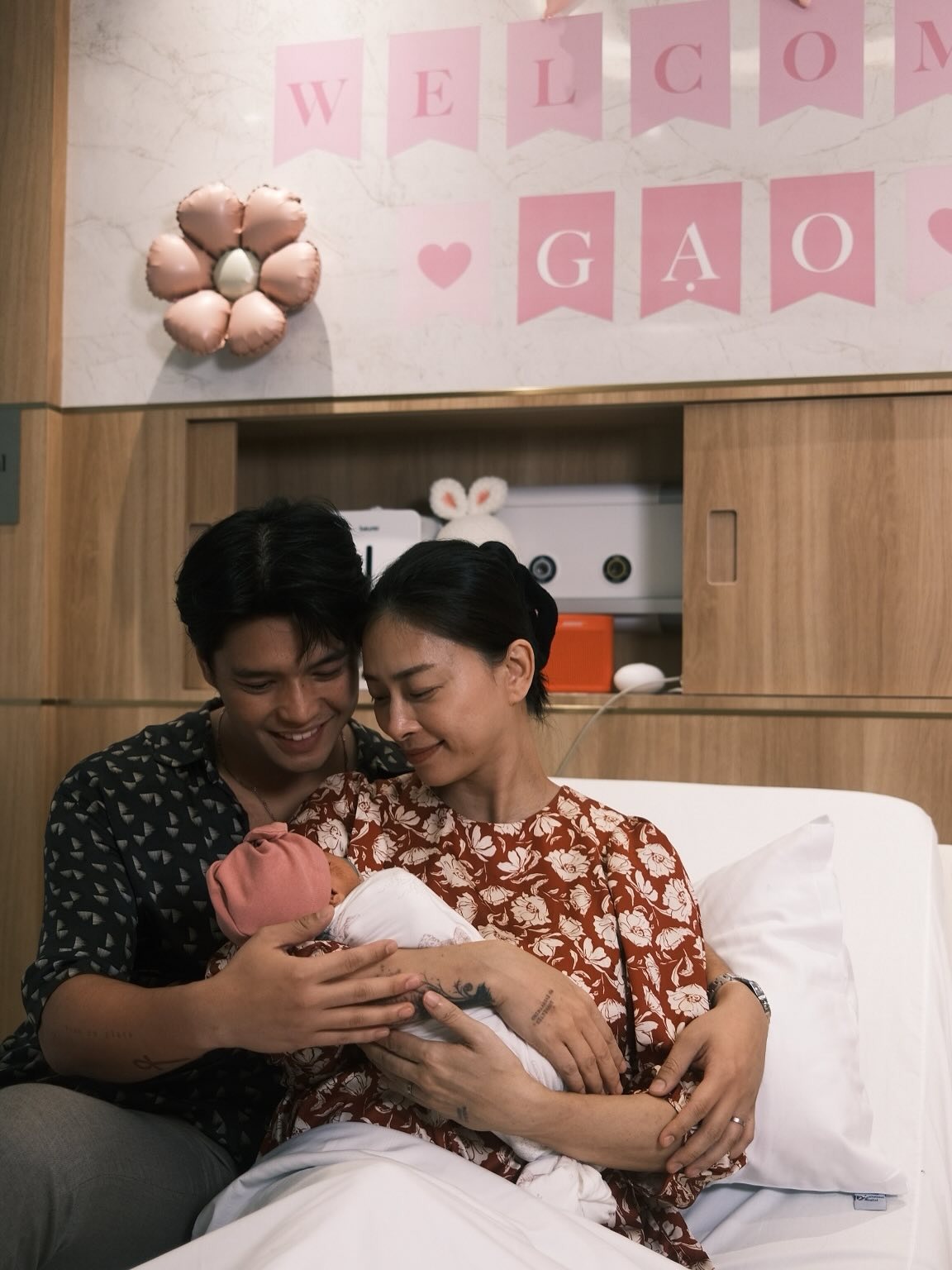 Ngô Thanh Vân và chồng vui mừng đón bé Gạo