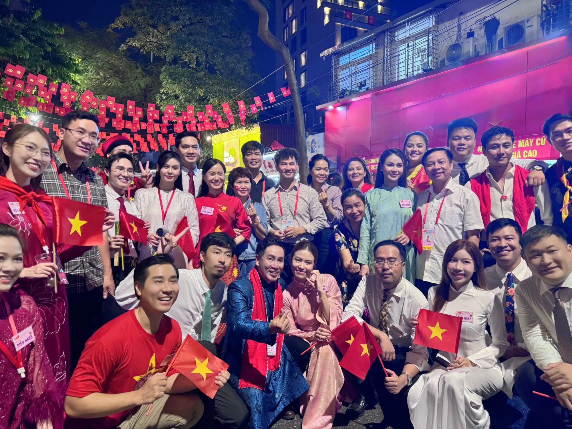 NSND Xuân Bắc đồng hành cùng nghệ sĩ tập luyện