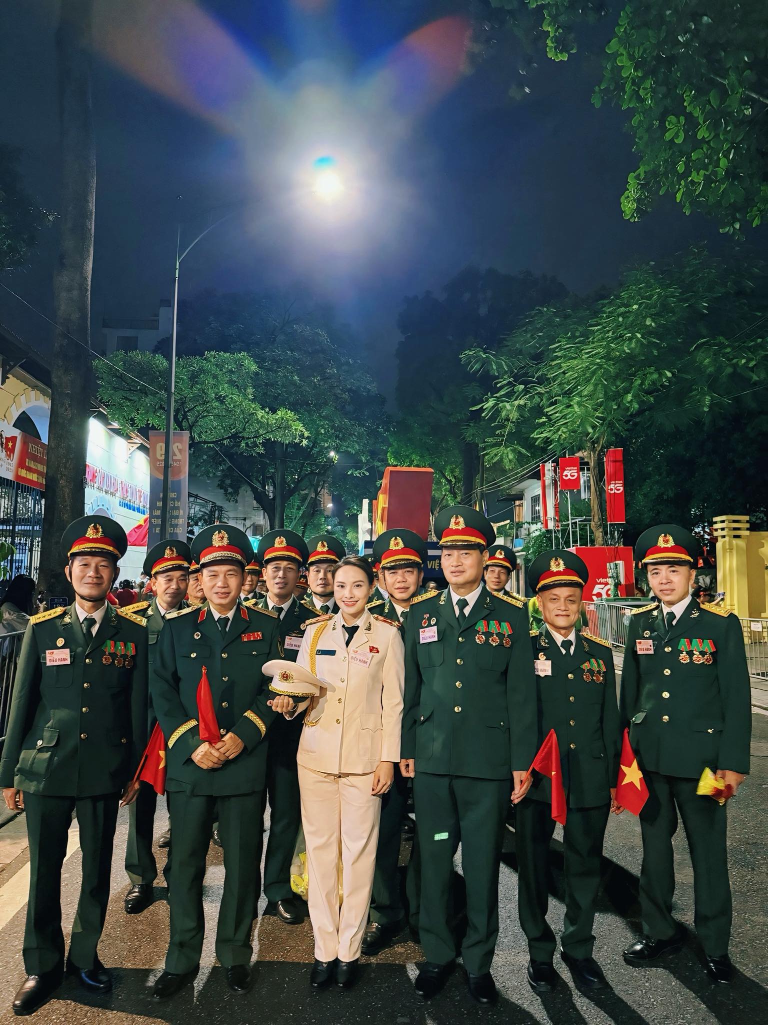 Bảo Thanh chụp ảnh cùng cựu chiến binh