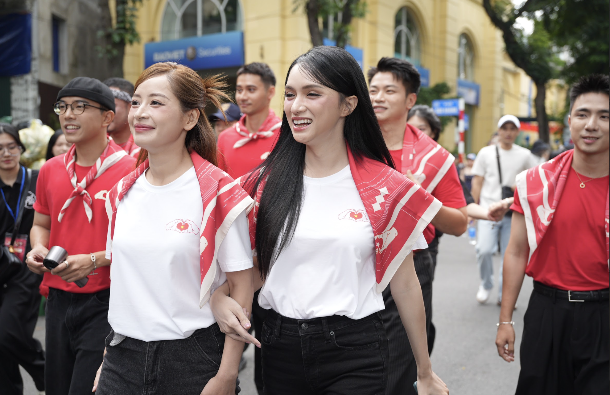 Dàn nghệ sĩ “Hàng Xóm Mới” trên phố đi bộ