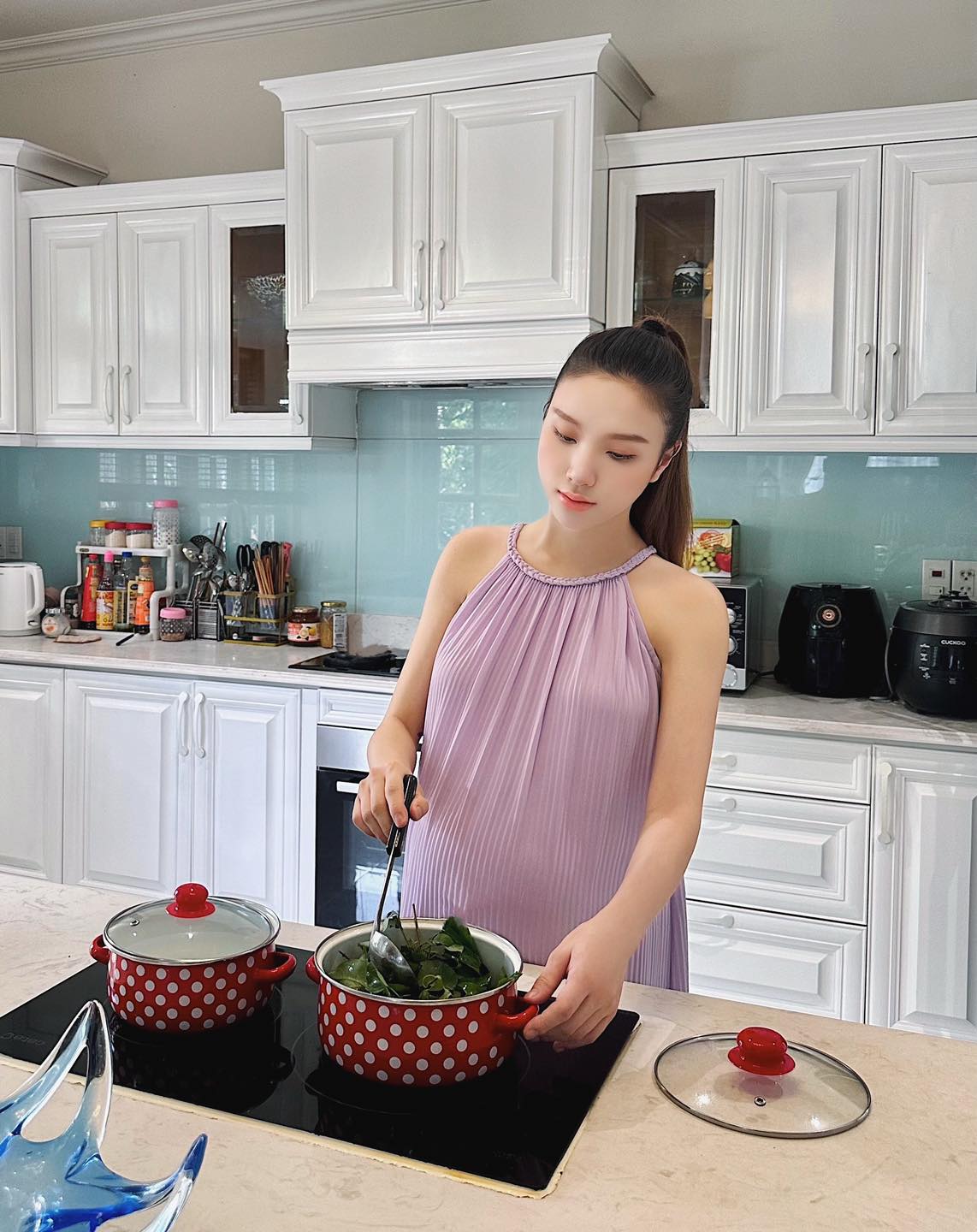 Hạnh Sino và gia đình trong căn biệt thự trắng