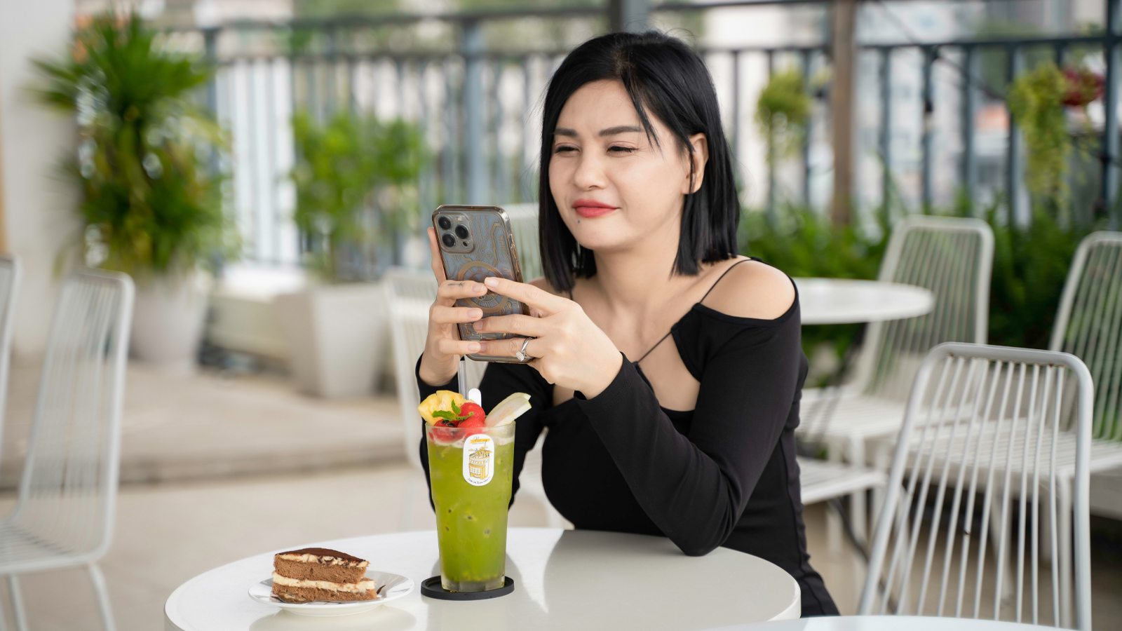 Nữ nghệ sĩ bận rộn với công việc