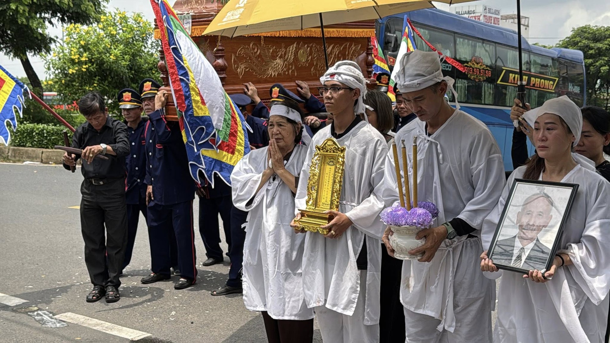Diễn viên Quốc Cường cầm lư hương cùng gia đình tiễn đưa linh cữu của bố