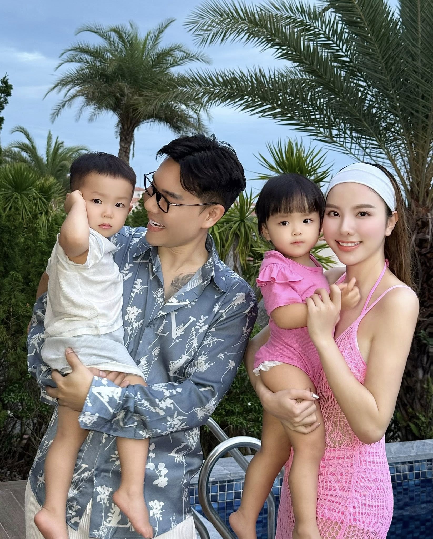 Mỹ nhân Việt bên gia đình trong biệt thự bề thế