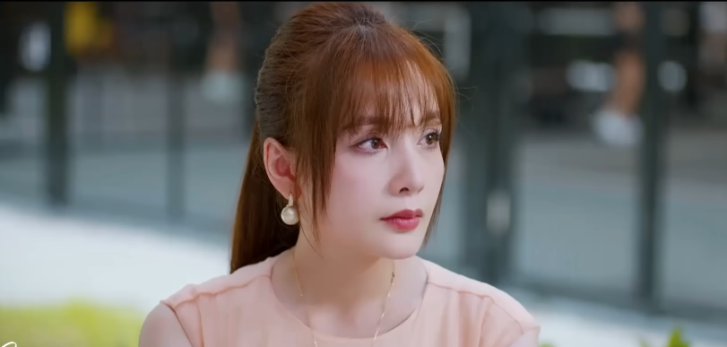 Kiểu tóc và trang phục của Sương không phù hợp