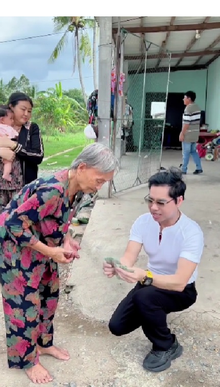 Ngọc Sơn trao tiền cho nghệ sĩ lão thành