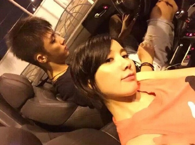 Hình ảnh Vương Vũ Hinh đứng sau sự nghiệp Hoàng Cảnh Du