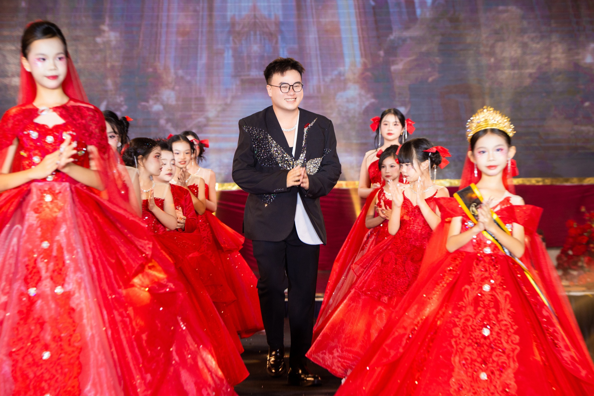 Hai á hậu trình diễn trên sàn runway