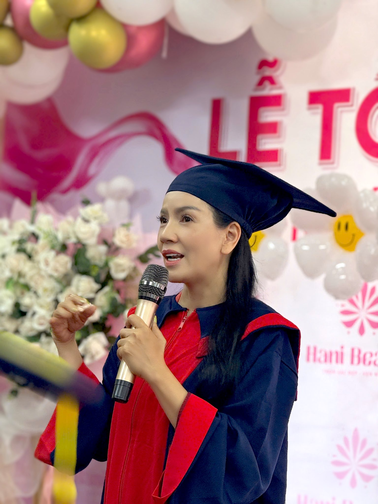 Ngọc Trinh vui vẻ thông báo tốt nghiệp khóa học làm đẹp