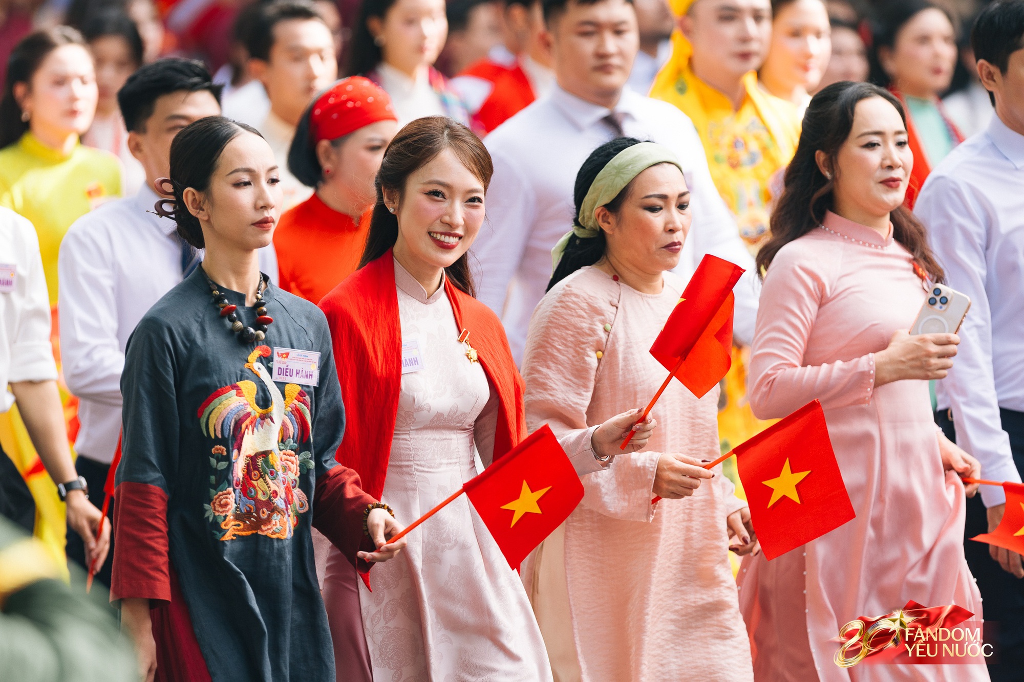 MC Khánh Vy và Phương Thanh cùng nhiều nghệ sĩ khác trong đoàn diễu hành