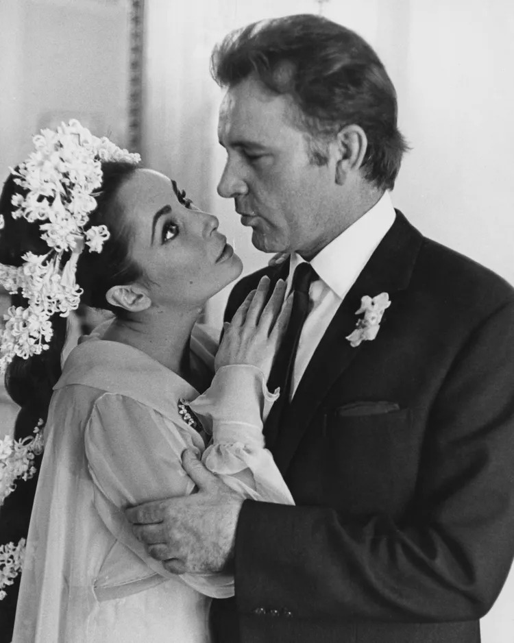 Elizabeth Taylor và Richard Burton ngày cưới năm 1964