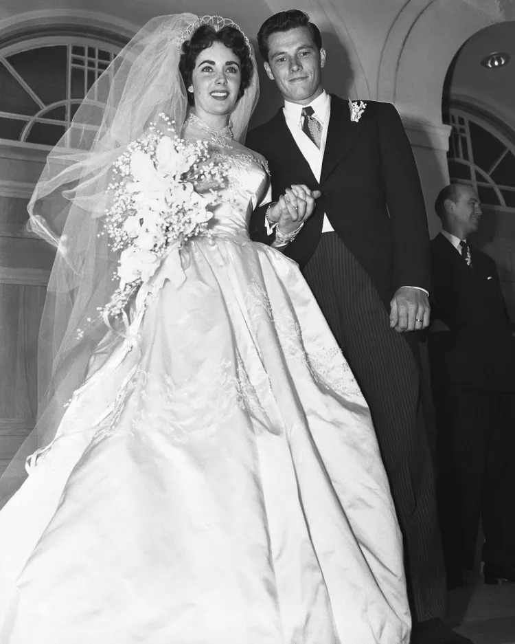 Elizabeth Taylor cùng chồng đầu tiên Conrad Hilton Jr.