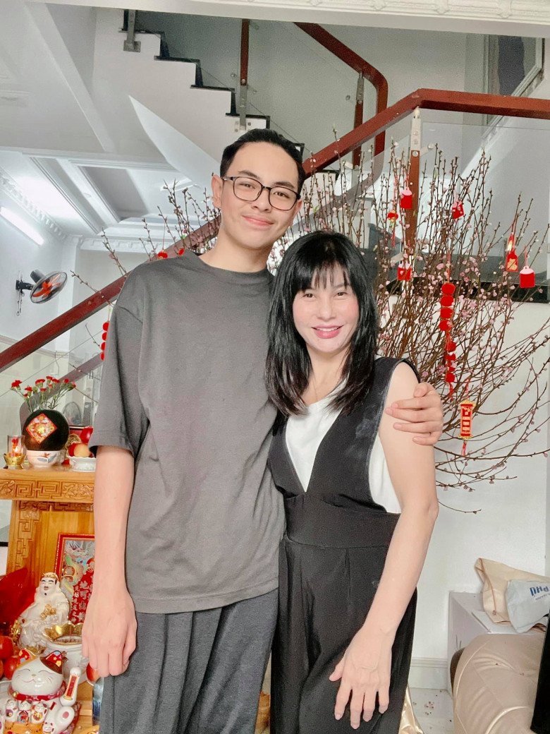 Nữ nghệ sĩ cùng con trai