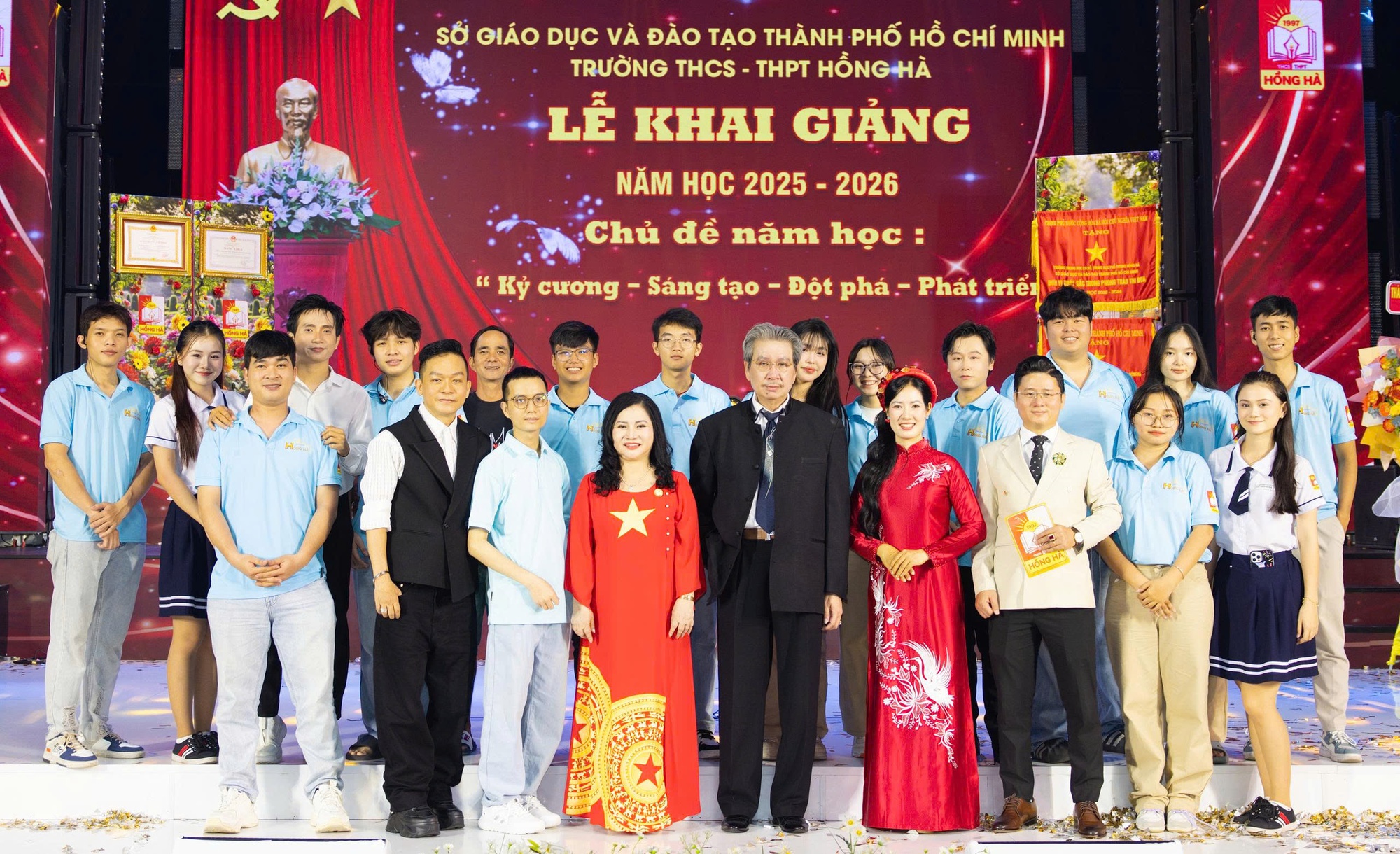 Ca nhạc sĩ Kỳ Phương cùng cô ruột và thầy trò trường Hồng Hà