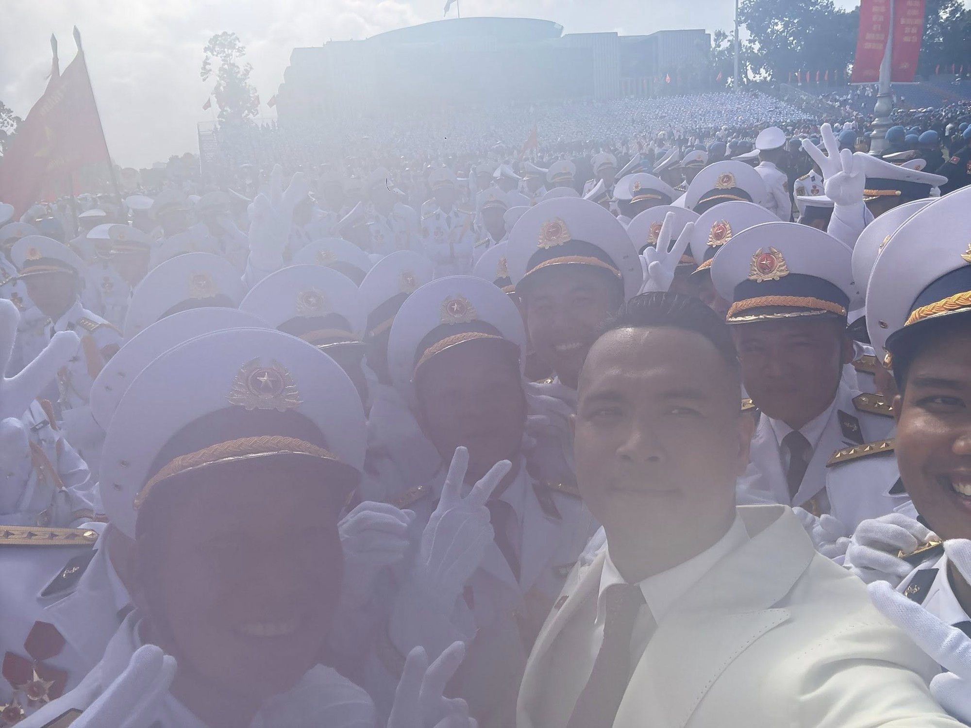 Trương Thế Vinh selfie cùng chiến sĩ