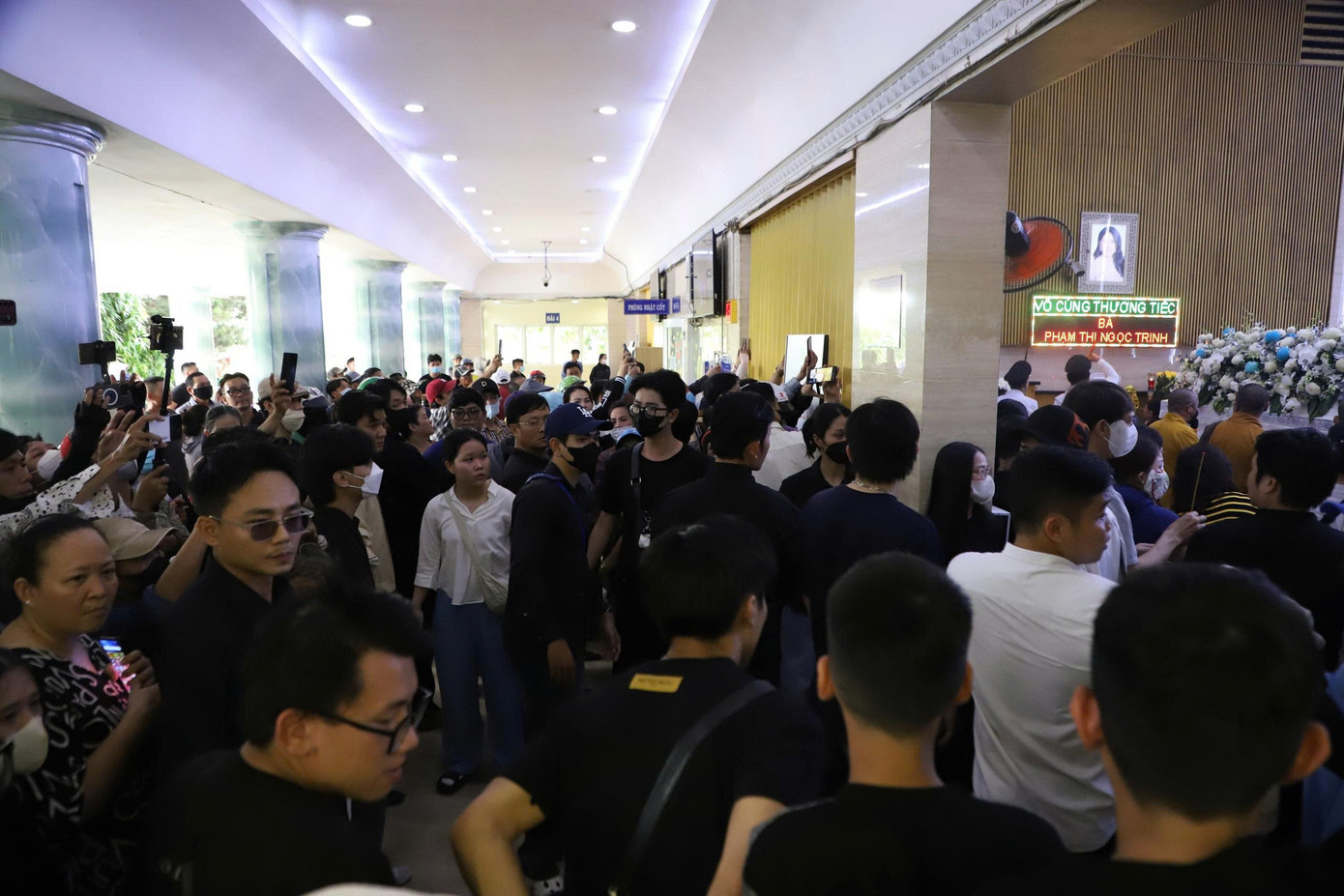 YouTuber vây quanh khu vực hỏa táng